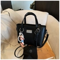 Détail du sac seau noir en cuir PU grainé avec plaque métallique et pendentif de sac - Avec Pendentif / Noir