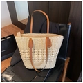 Primer plano detallado de la textura de paja y correas de cuero marrón de este bolso - Talla única / Blanco Roto