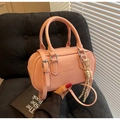 Detailansicht der rosa Vintage Boston Bag mit ATN-Logo-Prägung und gewebtem Anhänger - Mit Anhänger / Rosa