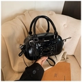 Vista dettagliata della borsa bowling in vernice nera con design decorativo stringato - Nero