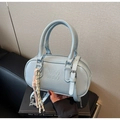 Nahaufnahme der hellblauen Bowlingtasche mit ATN-Prägung und Webanhänger-Detail - Mit Anhänger / Blau
