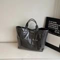 Glänzende schwarze Jelly-Tragetasche mit weißem TOTE BAG Aufdruck und passendem Griff - Schwarz