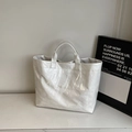 Minimalistische weiße Tragetasche mit TOTE BAG-Druck und natürlicher Knitteroptik - Weiß