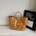 Braune Jelly-Tasche mit trendiger Faltenstruktur und weißem TOTE BAG Aufdruck - Braun