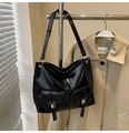 Détails du sac cabas en cuir verni noir avec boucles argentées et poches à rabat - Sans Pendentif / Noir