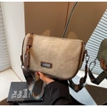 Détail du sac bandoulière en toile beige avec finitions cuir et sangle ethnique large - Khaki
