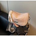 Détail du sac oreiller rose clair avec une large bandoulière tissée style ethnique - Rose