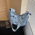 Sac bandoulière en denim bleu clair avec large sangle et boucles argentées - Bleu