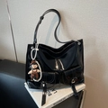 Sac fourre-tout en cuir verni noir brillant avec deux poches avant et charme en perles - Avec Pendentif de Dessin Animé / Noir