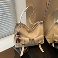 Grand sac cabas chic blanc crème avec poches à boucle et un pendentif mignon - Avec Pendentif de Dessin Animé / Blanc Cassé