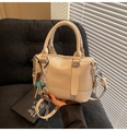 Détail du sac à main blanc crème avec gaufrage 3D et accessoires en peluche doux - Blanc avec pendentif
