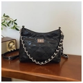 Bolso bandolera acolchado negro chic con acabado de cuero vintage y cadena de plata - Negro