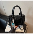 Détail du sac Boston noir brillant avec logo embossé et pendentifs décoratifs mignons - Noir avec pendentif
