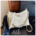 Bolso bandolera beige acolchado con cierre giratorio plateado y doble correa de cadena - Blanco Roto