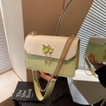 Bolso bandolera verde y crema con cadena dorada y colgantes de gatos de ópalo - Verde