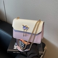 Bolso bandolera bicolor a la moda crema y lila con hebillas decorativas en forma de gato - Morado