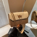 Bolso bandolera de cuero beige y lentejuelas doradas con cierre de gato y cadena - Caqui