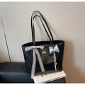 Sac fourre-tout noir rétro gaufré avec nœud en dentelle et pendentif sur un livre - Noir avec pendentif