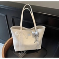 Sac fourre-tout blanc en similicuir avec motifs embossés et nœud en dentelle - Beige Avec Charme