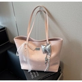 Sac fourre-tout rose à motifs cœurs gaufrés, ruban dentelle et nœud argenté - Rose avec pendentif