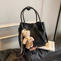 Sac seau noir motif litchi avec breloque ours en peluche et bandoulière amovible - Noir avec pendentif