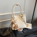 Sac seau blanc minimaliste en cuir grainé avec un charmant pendentif d'ours - Blanc avec pendentif