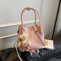 Sac seau rose en cuir grainé avec un pendentif ours en peluche et une bandoulière réglable - Rose avec pendentif