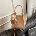 Borsa tote in pelle litchi beige con manico a nodo e ciondolo a forma di orsetto carino - Con Ciondolo / Cachi