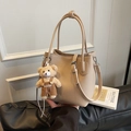 Sac seau chic en cuir beige grainé avec bandoulière réglable et charm petit ours - Khaki avec Pendentif