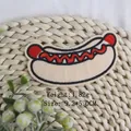 Bestickter Hot-Dog-Aufnäher 9,2x5,0 cm für DIY-Kleidungsdekoration auf Strohmatte - Wurst (ZG-4006)