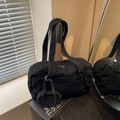 Borsa a spalla in denim nero con mini pochette coordinata e tracolla larga - Nero