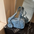 Borsa hobo in denim blu lavato con mini pochette su superficie nera e specchio - Blu