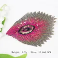 Parche bordado de pluma de pavo real con lentejuelas rosa y oro sobre malla negra - Rosa