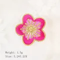 Rosa-goldener Blumen-Stickaufnäher mit Pflaumenblüten-Design und Webtextur - Fuchsia