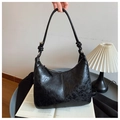 Detalle de bolso hobo de charol negro con correa anudada y hebilla plateada - Negro