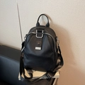 Minimalistischer schwarzer Lederrucksack mit Litschistruktur und silbernen Metalldetails - Schwarz