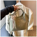 Elegante borsa a secchiello verde con ciondolo a orsetto e tracolla staccabile - Con Ciondolo / Verde