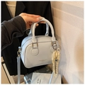 Dettaglio borsa in pelle PU azzurra con ciondolo di perle e pizzo e cuore in metallo - con portachiavi / Blu