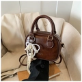 Borsa a mano vintage in pelle marrone con ciondolo in pizzo perlato e tracolla regolabile - con portachiavi / Marrone