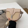 Sacoche beige chic avec texture tissée et large bandoulière brodée élégante - Kaki