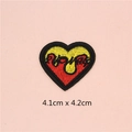 Parche bordado de corazón con llamas rojas y amarillas y borde negro para ropa DIY - Variante Artística de Corazón (GZ-706)