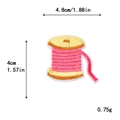 Écusson brodé bobine de fil rose et jaune avec dimensions de 4,8 cm par 4,0 cm - Style Bobine (11071)