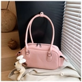 Détail du sac polochon en similicuir rose avec longues anses et breloque chiot mignonne - Avec Pendentif en Peluche / Rose