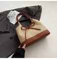 Detail of hand-woven beige straw bag with brown leather bow and elegant texture - Brown Large