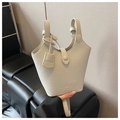 Detailansicht der cremeweißen Bucket Bag aus Leder mit markanter Lychee-Maserung - Weiß