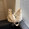 Minimalistische cremeweiße Falten-Schultertasche mit Gurt und Schnallenverschluss - Cremeweiß
