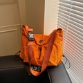 Leuchtend orangefarbene Nylon-Umhängetasche in Faltenoptik mit verstellbarem Gurt und Kordelzug - Orange