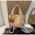 Dettaglio borsa tote color crema con trama litchi, stampa pelle e ciondolo a orsetto - Bianco Crema Con Ciondolo