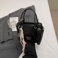 Modische schwarze Lederhandtasche mit Metallbuchstaben und sportlichem Anhänger - Schwarz mit Anhänger