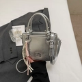 Mini silberne Metallic Handtasche mit Faltenstruktur und gewebtem Anhänger für Damen - Silber (Mit Anhänger)